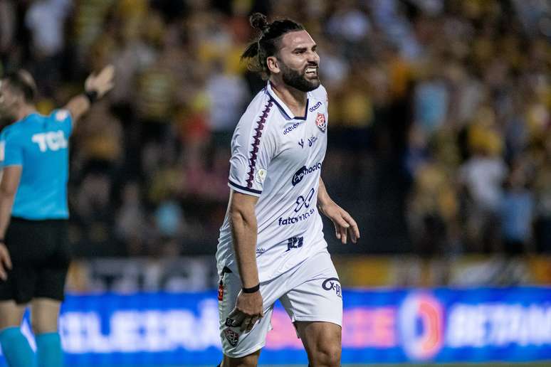 Ex-Vitória, campeão da Libertadores pelo Santos, acerta com clube da Série B