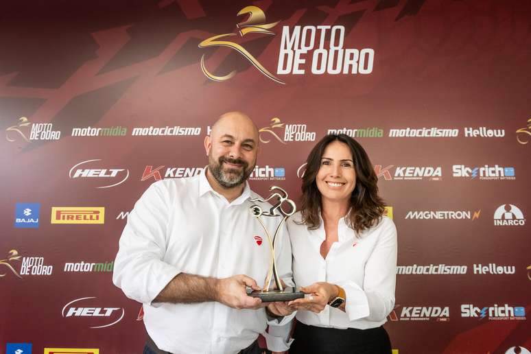 Daniel Paixão e Maristela Bueno, da Ducati, com o troféu do Moto de Ouro das esportivas, categoria vencida pela Panigale V4 S (Foto: Gustavo Epifanio)