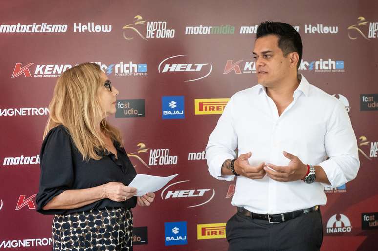 Isabel Reis entrevista Rutembergue Fonseca, da Pirelli – apoiadora em mais uma edição do Moto de Ouro (Foto: Gustavo Epifanio)