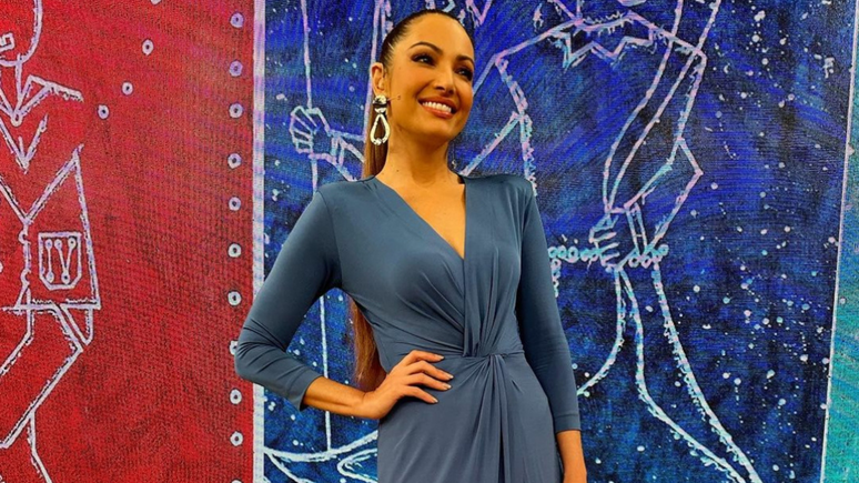 Patricia Poeta aposta em look azul 