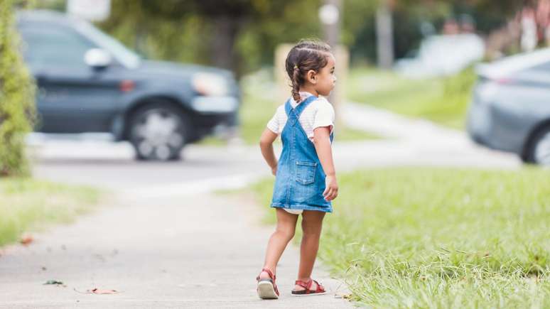 'O que pode acontecer (...) é uma criança estar na rua, talvez caminhando sozinha para a escola ou brincando num parque, e alguém chamar a polícia", diz psicólogo americano