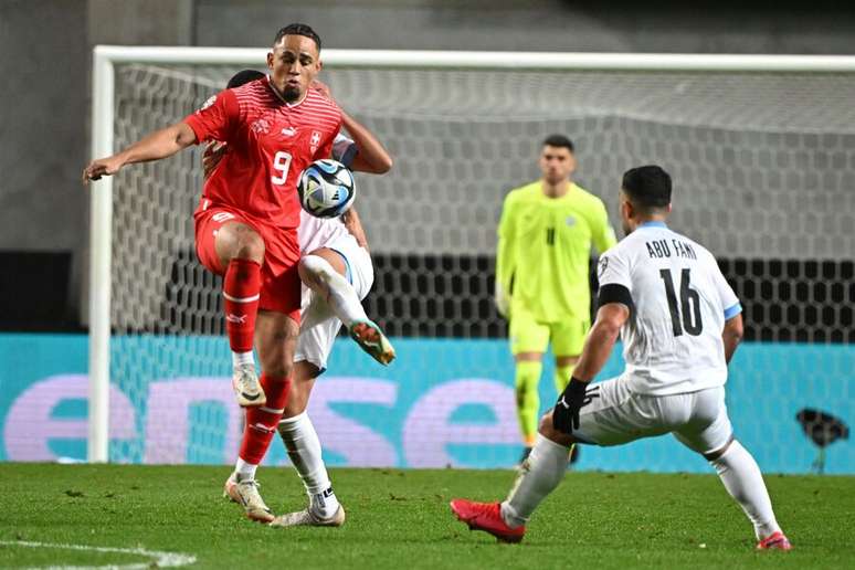 Okafor, de vermelho, tenta dominar a bola diante da marcação dos israelenses –