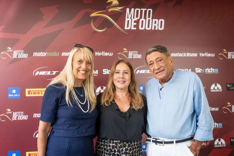 Isabel Reis junto com os representantes da Inarco, responsáveis pelos troféus do prêmio Moto de Ouro (Foto: Gustavo Epifanio)