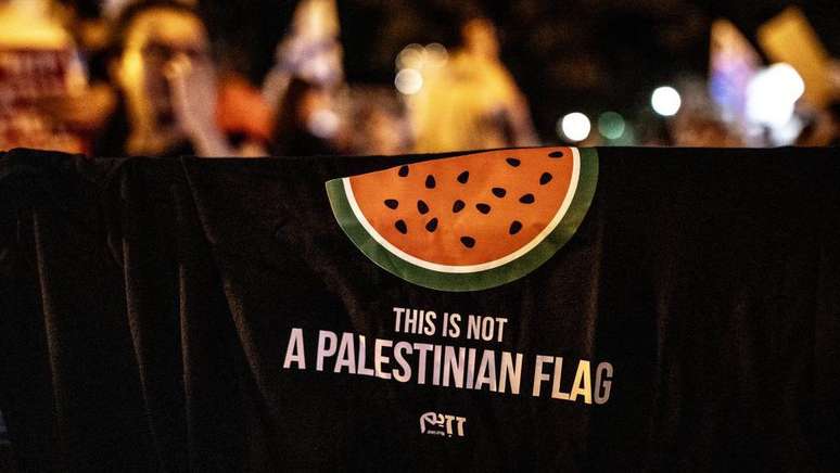 "Esta não é uma bandeira palestina," diz o cartaz.