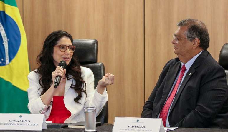 Estela Aranha (em foto com o ministro Fl&aacute;vio Dino), respons&aacute;vel pela &aacute;rea de Direitos Digitais no Minist&eacute;rio da Justi&ccedil;a, diz que &eacute; preciso punir respons&aacute;veis por fotos manipuladas para evitar aumento de casos