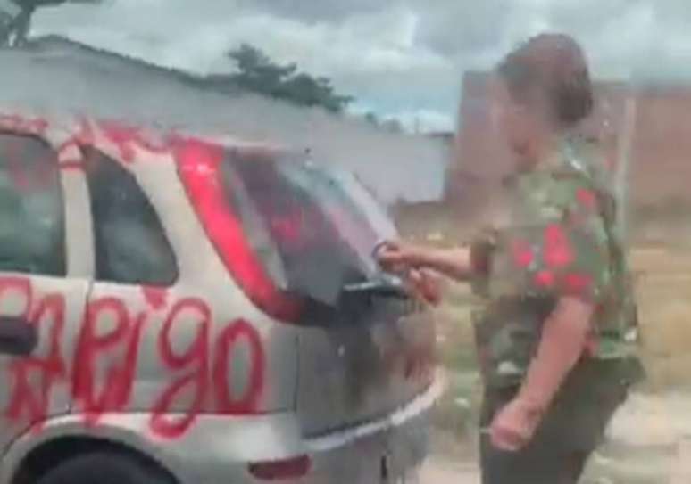 Primeira-dama de Agrestina, no interior do Pernambuco, foi flagrada vandalizando carro de suposta amante do prefeito local