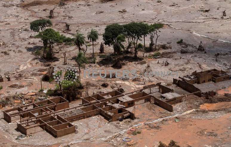 Destroços de escola municipal do distrito de Bento Rodrigues, que ficou coberta de lama após o rompimento de barragem da Samarco, em Mariana
10/11/2015
REUTERS/Ricardo Moraes