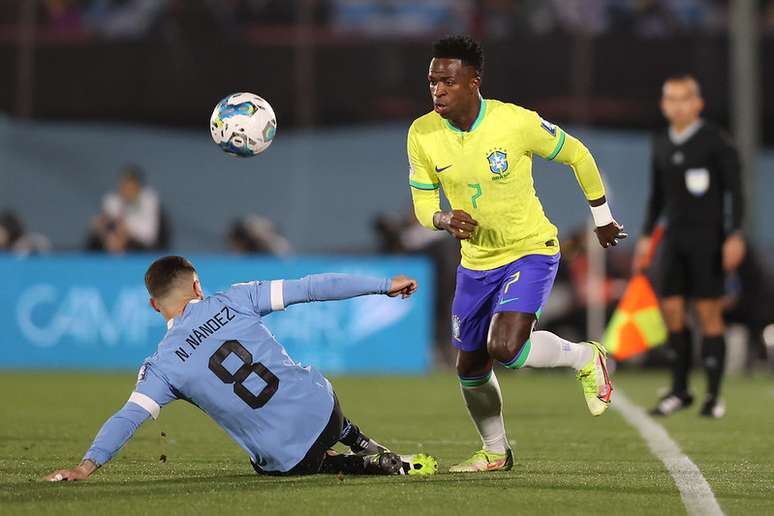 Vini Jr em ação pelo Brasil na derrota para os uruguaios na rodada passada –