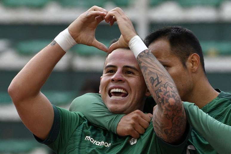 Henry Vaca celebra o primeiro gol da Bolívia sobre o Peru (L)  –