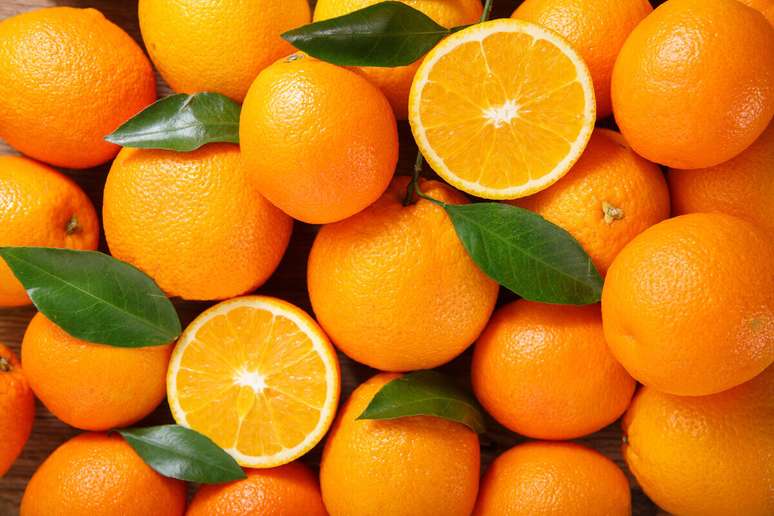 A laranja favorece a hidratação, é refrescante e rica em vitamina C 