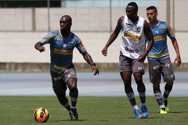 Seedorf e Sass&aacute; durante treino do Botafogo &ndash;