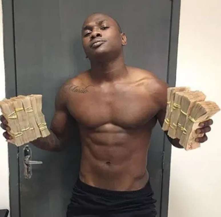 Foto pol&ecirc;mica de Sass&aacute; com grande quantia de dinheiro &ndash;