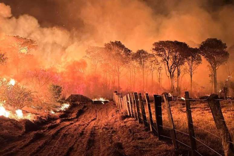 Em Mato Grosso do Sul, os incêndios atingem áreas de proteção ambiental do Pantanal Sul e também dificultam o acesso por rodovias