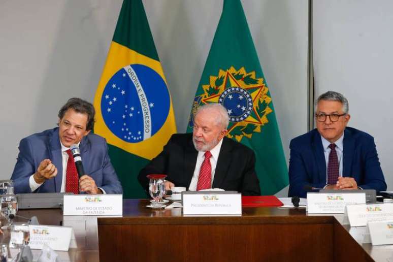 Haddad, Lula e Padilha durante reunião; segundo ministro das Relações Institucionais, quem especulou sobre mudança de meta fiscal perdeu dinheiro de novo