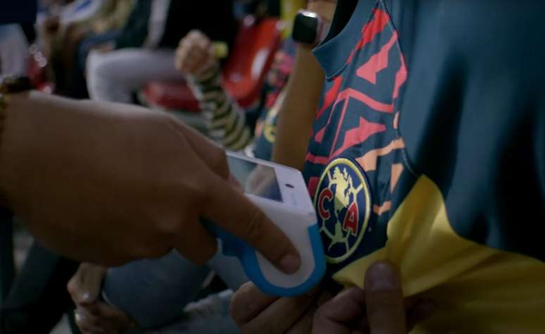 Uma tag &eacute; implantada abaixo do escudo do clube &ndash; Reprodu&ccedil;&atilde;o/Youtube VMLY&R COMMERCE