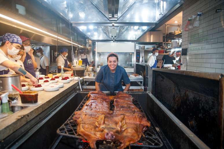 Assado de 6 a 8 horas diariamente, o San Zé é a estrela da Casa do Porco e pode ser degustado na experiência gastronômica Somos Todos de Carne e Osso e no menu à la carte do restaurante