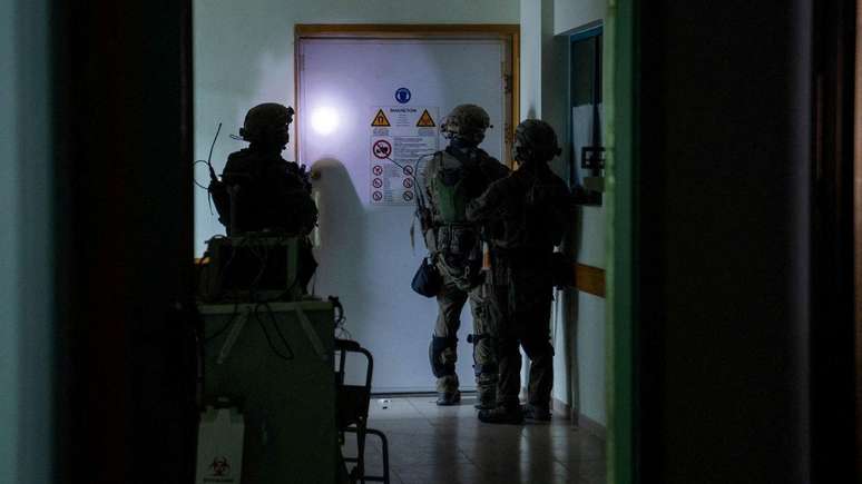Soldados israelenses inspecionam o complexo hospitalar Al Shifa, em meio à operação terrestre contra o Hamas, na cidade de Gaza, 15 de novembro de 2023