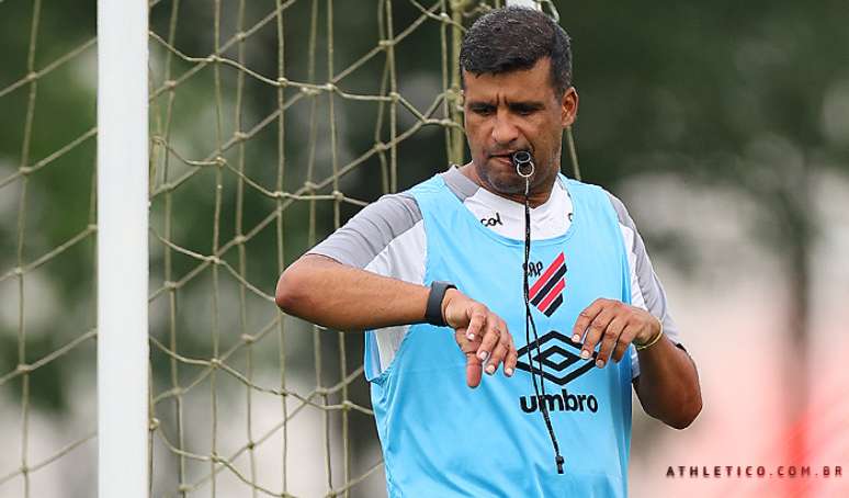 Wesley Carvalho avalia atuação do Athletico e quer um time mais ofensivo  contra o Flamengo