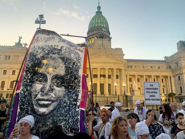 Manifestantes sustentam cartaz com a imagem de María Remédio del Valle, considera pelos afro-argentinos como a mãe da pátria Aargentina. Foto: Vanessa Martina-Silva