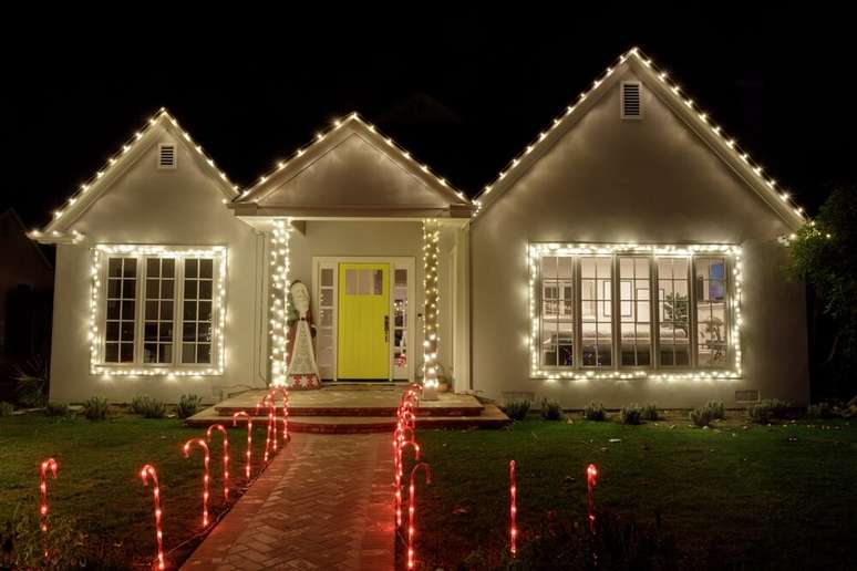 A iluminação na parte externa da casa também pode ser sofisticada 