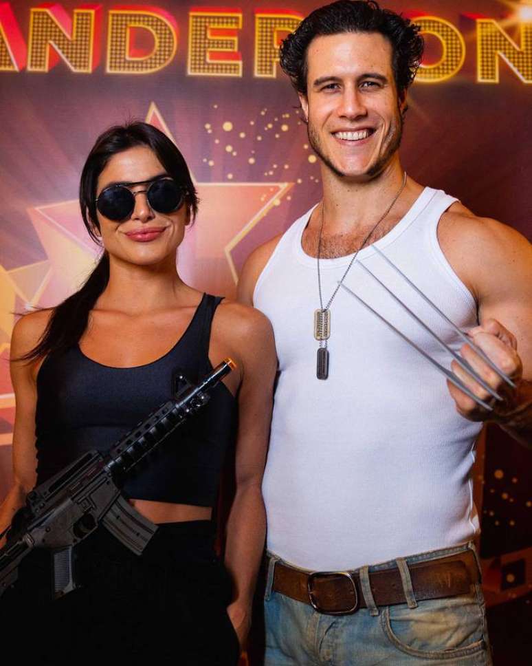 Emiliano D'&Aacute;vila e Nat&aacute;lia Rosa fantasiados em uma festa da atriz Cacau Prot&aacute;sio, com quem dividia o elenco de 'Vai Que Cola'.
