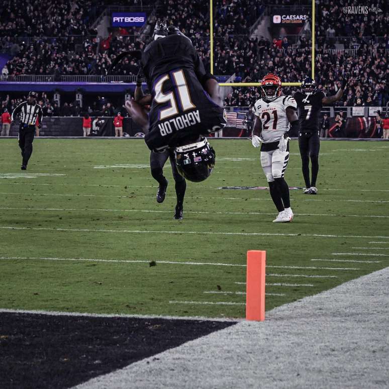 Nelson Agholor com um touchdown acrobático.