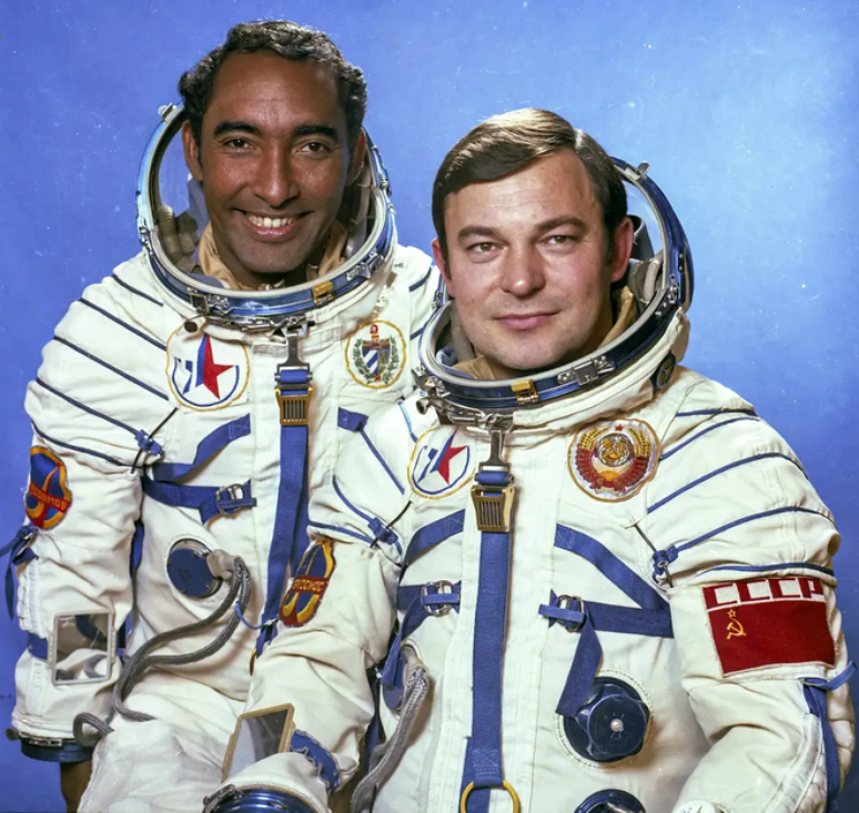 Arnaldo Tamayo Méndez (esquerda) e o cosmonauta Yuri Romanenko (direita) (Imagem: Reprodução/Roscosmos)
