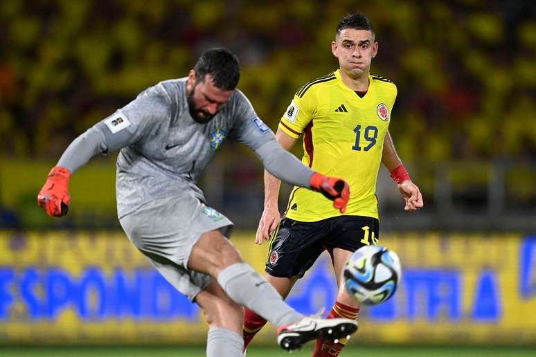 Borré tenta pressionar o goleiro Alisson durante o Colômbia x Brasil desta quinta-feira –