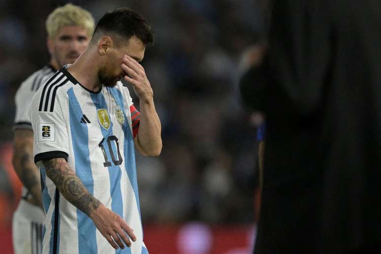 Bem marcado, Messi parou na trave contra o Uruguai –