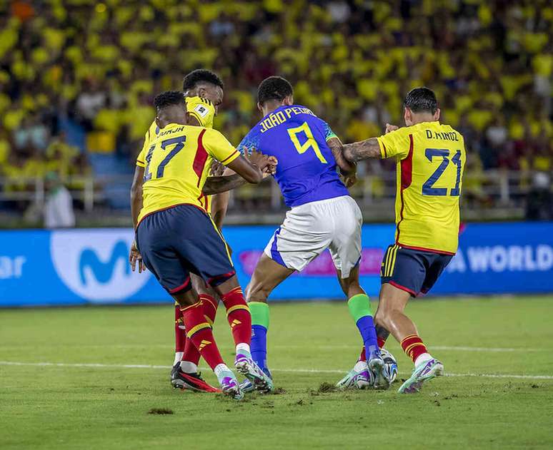 João Pedro luta para superar marcação dupla colombiana –