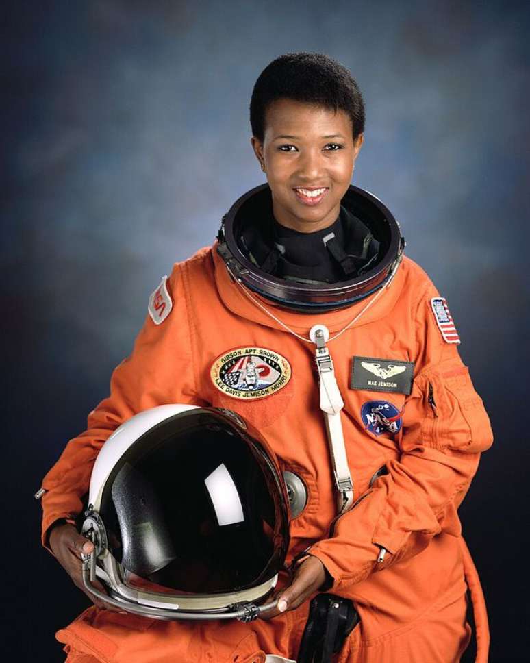 A engenheira e médica Mae C. Jemison se tornou a primeira mulher negra a ir ao espaço (Imagem: Reprodução/NASA)