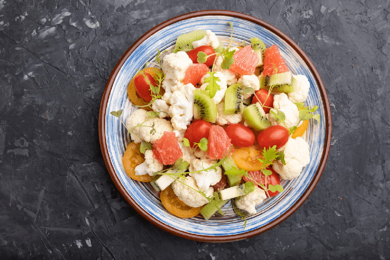 Salada de couve-flor com frutas