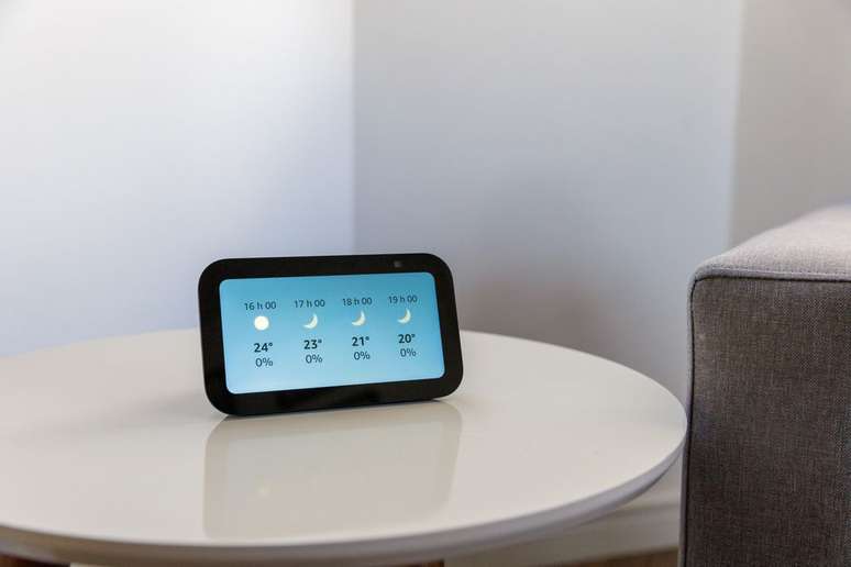 Echo Show 5 é uma telinha com Alexa perfeita para usar na mesa de cabeceira (Imagem: Ivo Meneghel Jr/Canaltech)