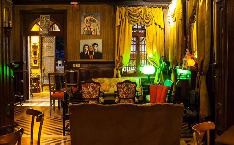 Drosophyla Bar fica em um casarão centenário na região da Consolação, que abriga uma ambientação com forte inspiração do Art Déco em suas decorações e mobiliário