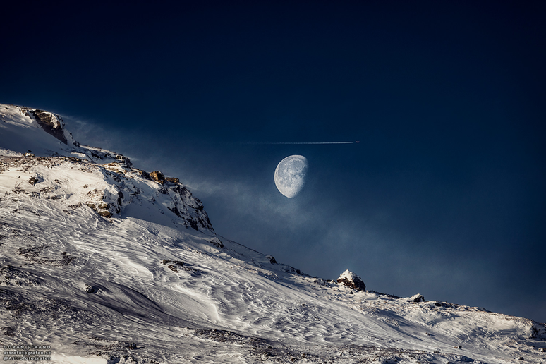 Lua gibosa fotografada sobre montanha na Suécia (Imagem: Reprodução/Göran Strand)