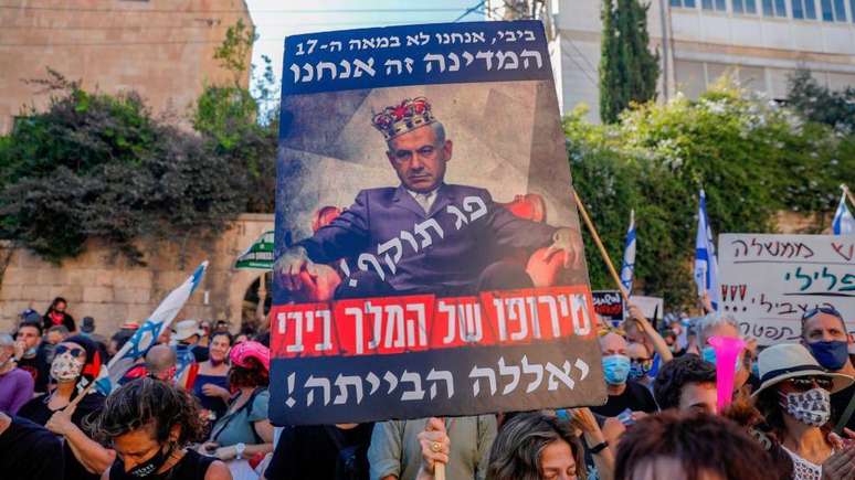Manifestantes israelenses em protesto contra o 'Rei Bibi' em Jerusalém em 24 de julho de 2020