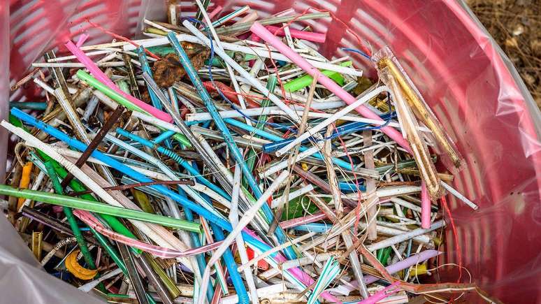 Canudos estão entre os itens de plástico mais comuns recolhidos durante a limpeza de praias