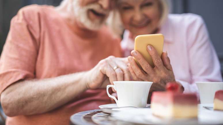 Cell phones for the elderly: 5 tips to protect them from virtual scams