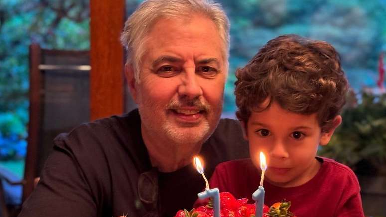 Rita Lee’s widower, Roberto de Carvalho celebrates 71 years with his nephew Arthur