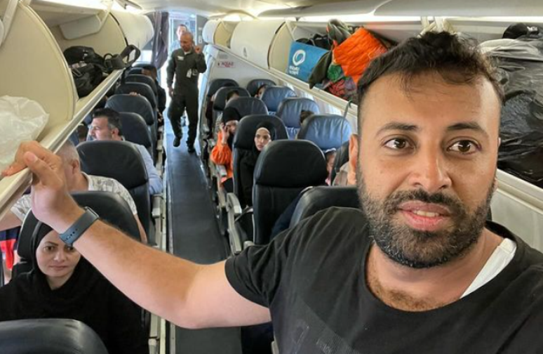 Hasan Rabee durante o voo de repatriamento ao Brasil