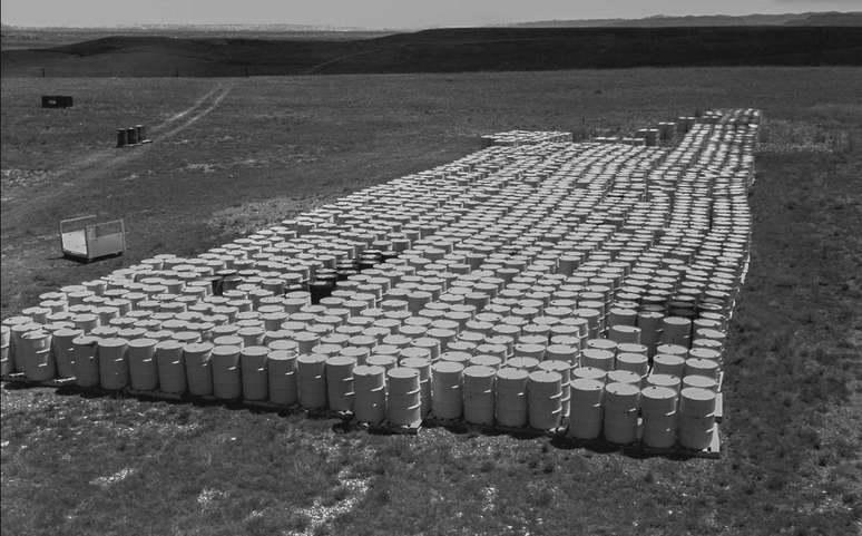 Tambores de resíduos armazenados do lado de fora da fábrica vazaram o equivalente a 5.000 galões de óleos em materiais contaminados com plutônio, amerício e urânio, entre 1958 e 1967, sem que moradores locais fossem informados sobre o incidente. Os pesquisadores apontam fato histórico como alerta sobre a atualização do arsenal (Imagem: Reprodução/Department of Energy)