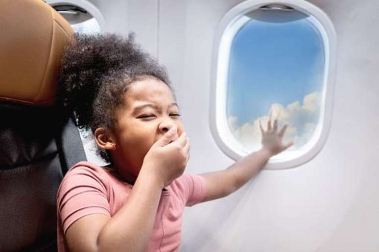Bocejar durante o voo força a abertura dos tubos dos ouvidos. (Fonte: Getty Images)