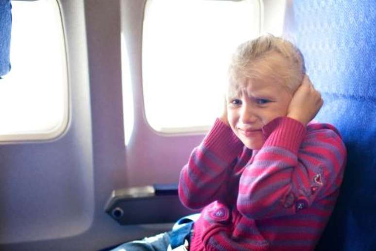 Crianças estão entre as que mais sofrem com dores de ouvido durante voos. (Fonte: Getty Images)