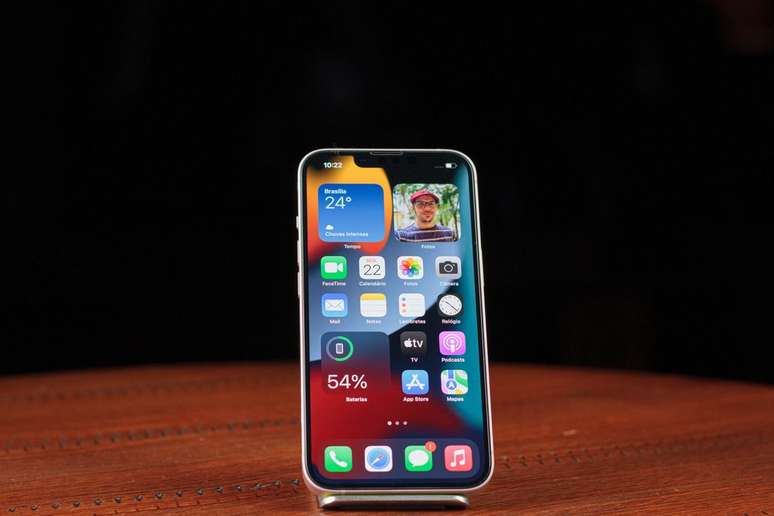 O iPhone 12 e o iPhone 13 têm tela OLED (Imagem: Ivo Meneghel Jr/Canaltech)