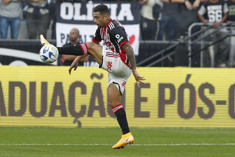 Wellington Rato em ação pelo Tricolor diante do Corinthians, em Itaquera –