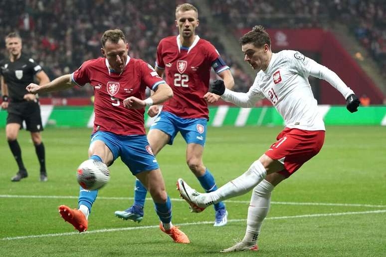 Czech full-back Coufal – in red – during the match against Poland. Then he went into the night – Czech full-back Coufal – in red – during the match against Poland. Then he went into the night –
