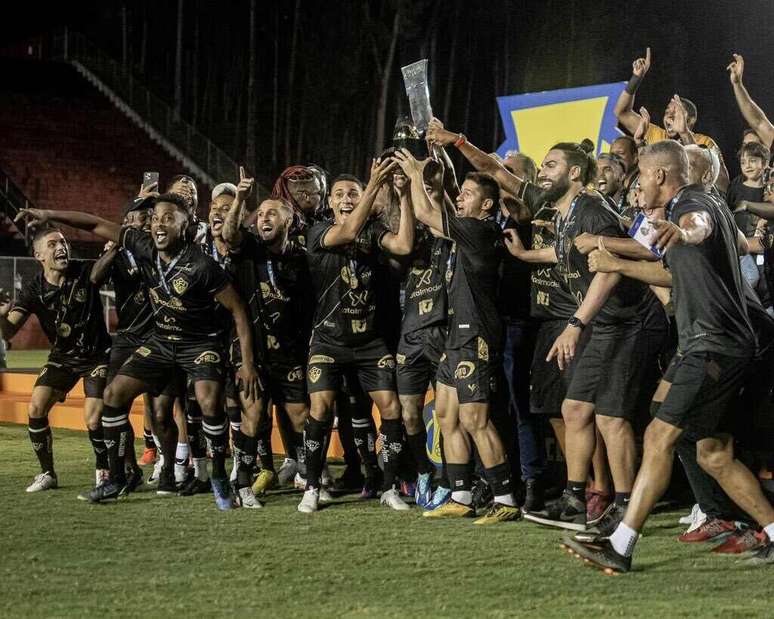 Vitória comemora o título da Série B do Brasileiro após derrotar o Sport, time de Enderson Morfeira, por 1 a 0 –