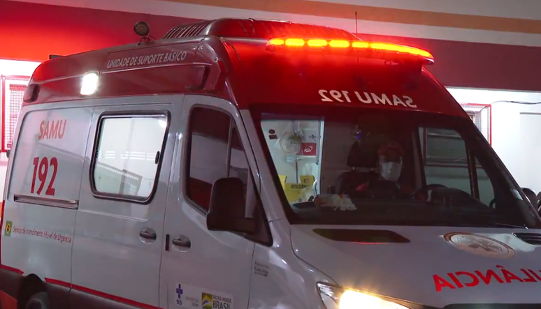 Imagem de ambulância com a sirene acionada