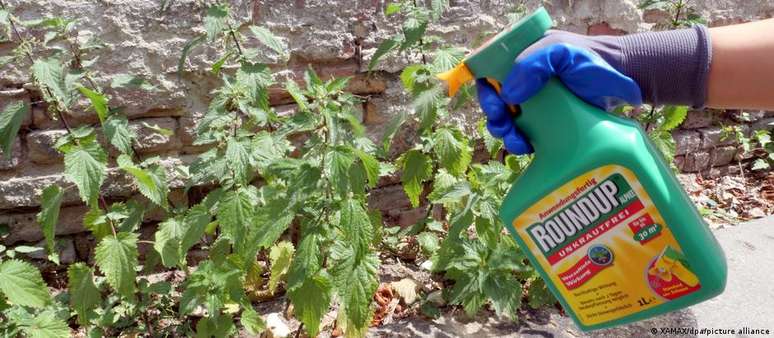 Pesticida, vendido pela Monsanto sob a marca Roundup, é controversa mundialmente