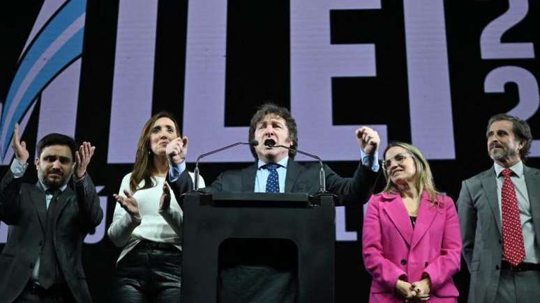 Javier Milei em discurso com candidatos de seu partido